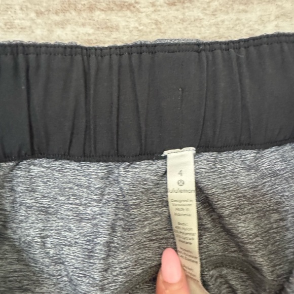 Lululemon on the fly shorts size 4 - Picture 4 of 6